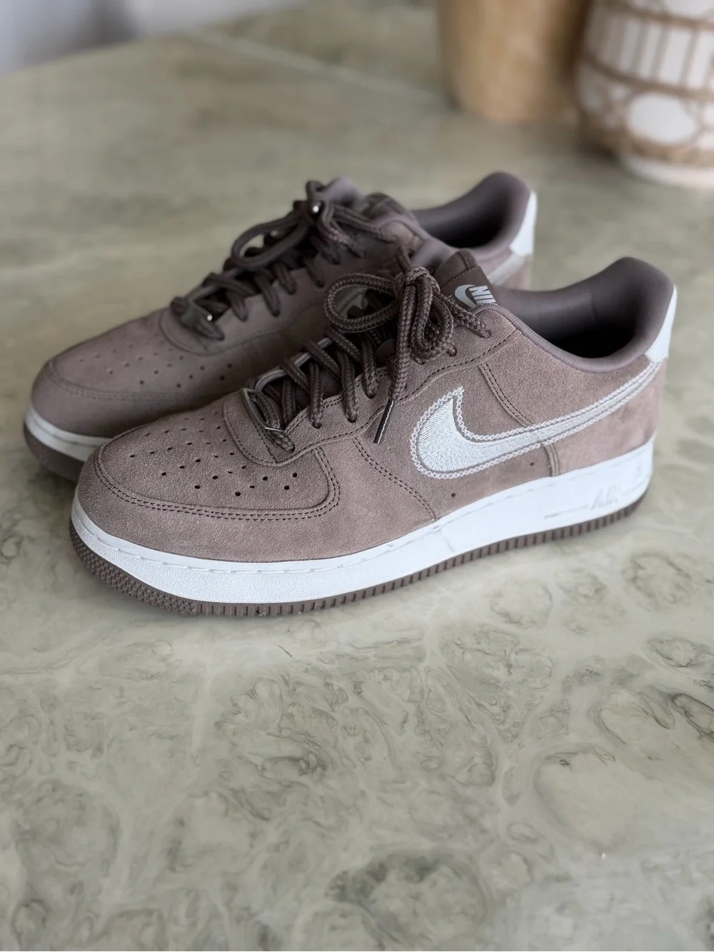 Men Nike Air Force 1 Low '07 LV8 Mink Brown white Embroidered barely used 9.5US - Picture 3 of 7